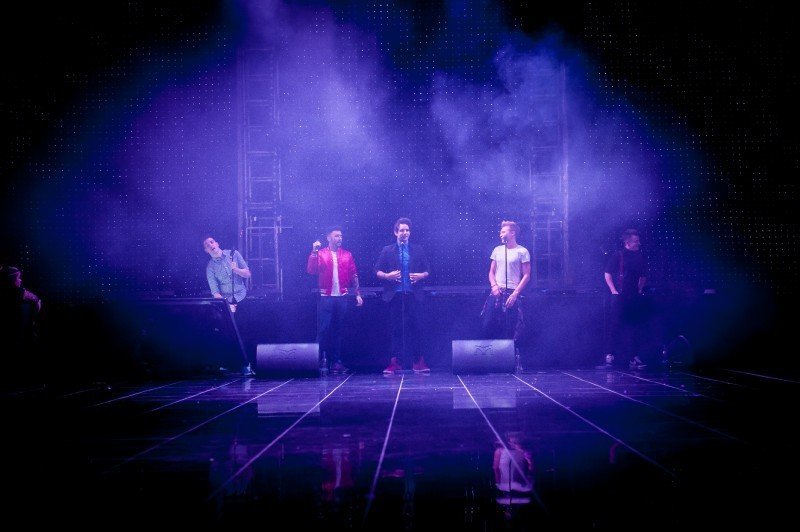 Only 1D on stage